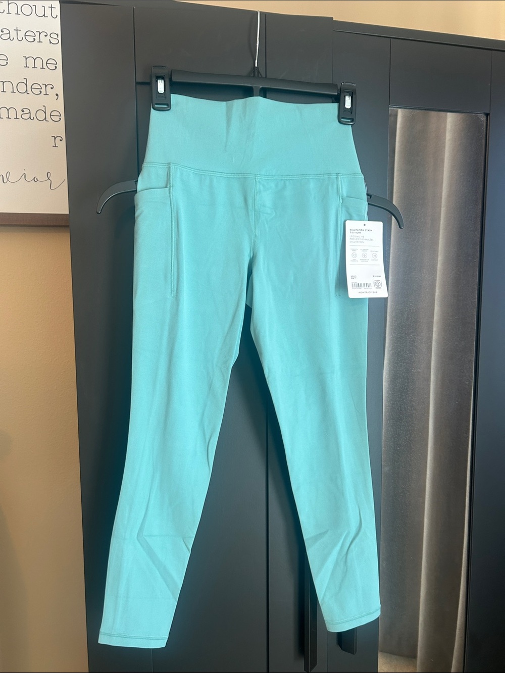 Athleta Women’s Salutatiom Stash 7/8 legging.